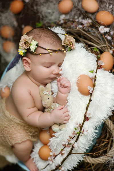 Bebê adormecido em uma grinalda — Fotografia de Stock