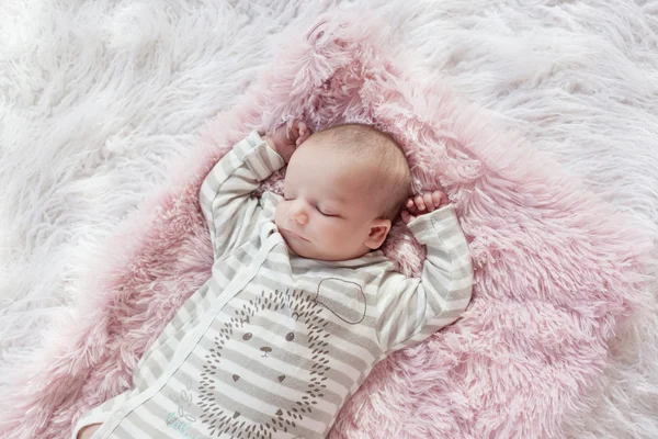 Baby slapen op bont — Stockfoto