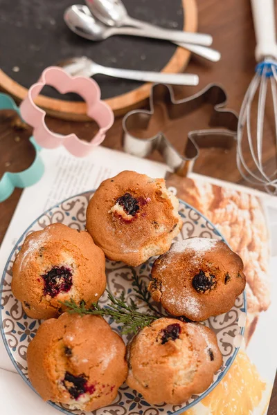 Leckere Hausgemachte Weihnachtskuchen Auf Holztisch — Stockfoto