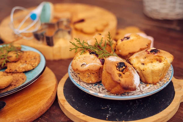 Leckere Hausgemachte Weihnachtskuchen Auf Holztisch — Stockfoto