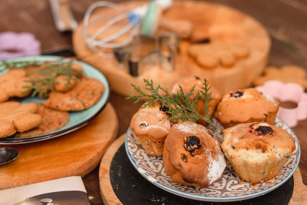 Leckere Hausgemachte Weihnachtskuchen Auf Holztisch — Stockfoto