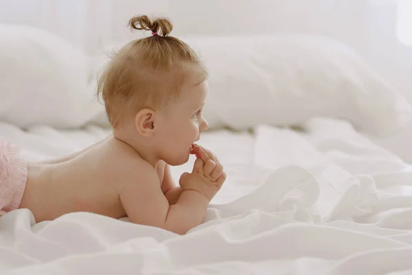 Bebé Niña Arrastrándose Cama Royendo Sus Manos —  Fotos de Stock