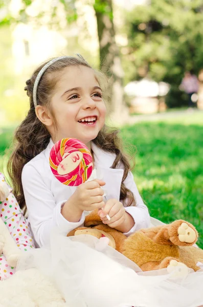 Niña feliz con piruleta — Foto de Stock