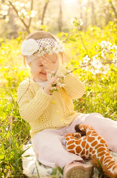 Bambina che ride alla luce del sole — Foto Stock