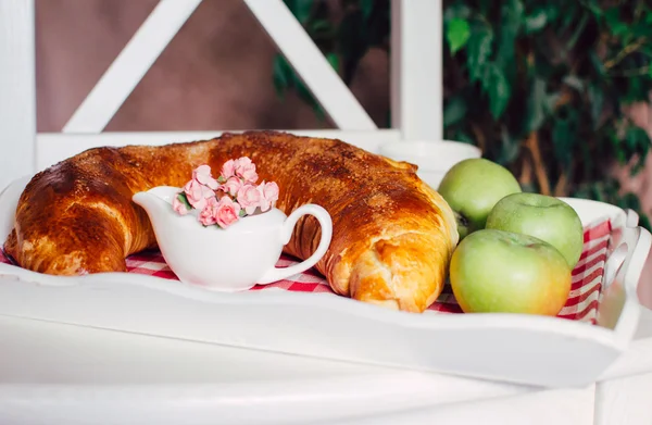 Apfelstrudel auf einem Tablett — Stockfoto