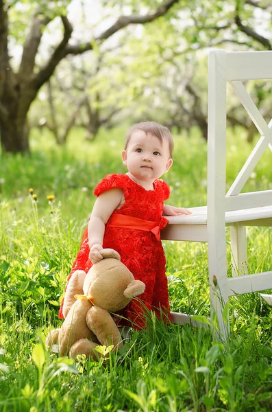 Bebek oyuncak ayı ile — Stok fotoğraf