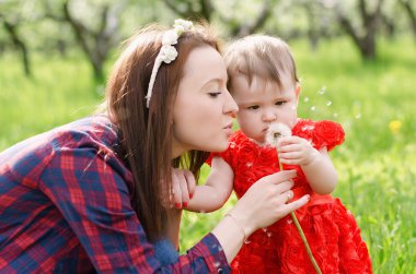 Anne ve kızı karahindiba ile