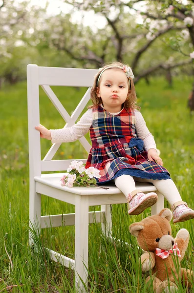 Meisje van de baby kussen — Stockfoto