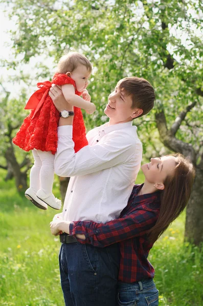 Šťastná rodina na procházce — Stock fotografie