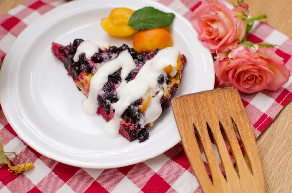 Pie with currants close-up — Stock Photo, Image