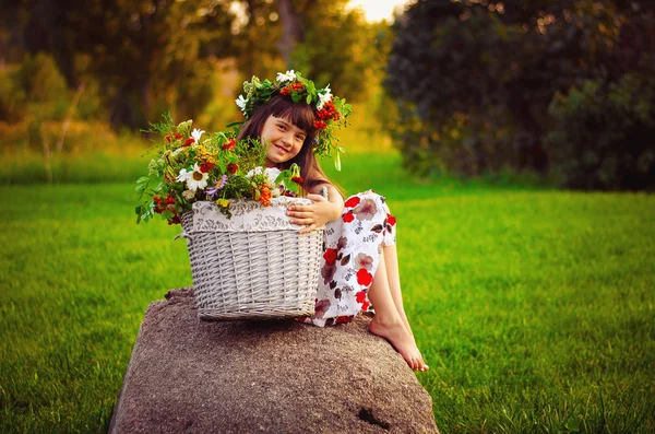 Flicka med blommor krans — Stockfoto