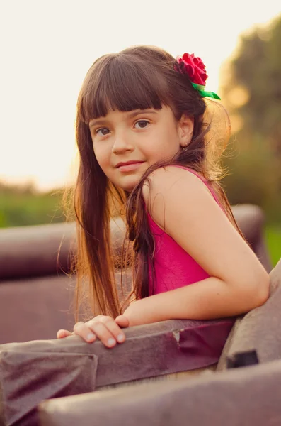 Niña ambientada en un soleado — Foto de Stock