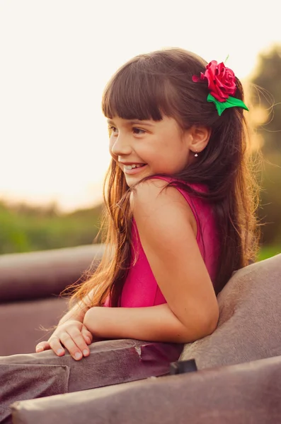 Niña riendo a la luz del sol — Foto de Stock