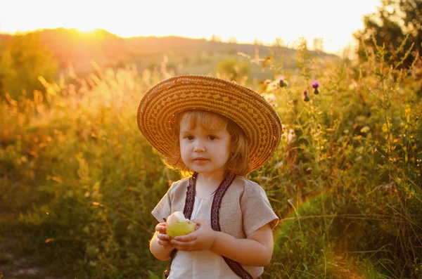 Chica en un sombrero de paja — Foto de Stock