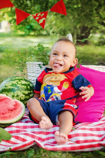 Niño feliz con sandía —  Fotos de Stock