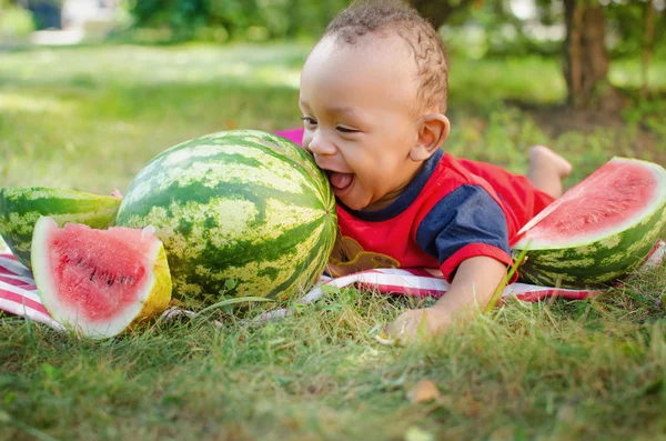 Niño negro comiendo sandía —  Fotos de Stock