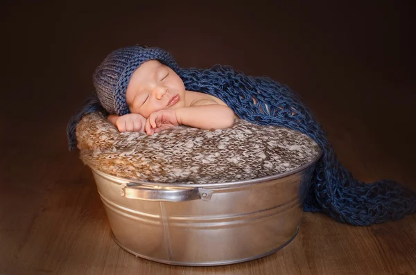 Küçük yeni doğan bebek uyur — Stok fotoğraf
