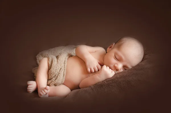 Nyfödd baby boy sover — Stockfoto