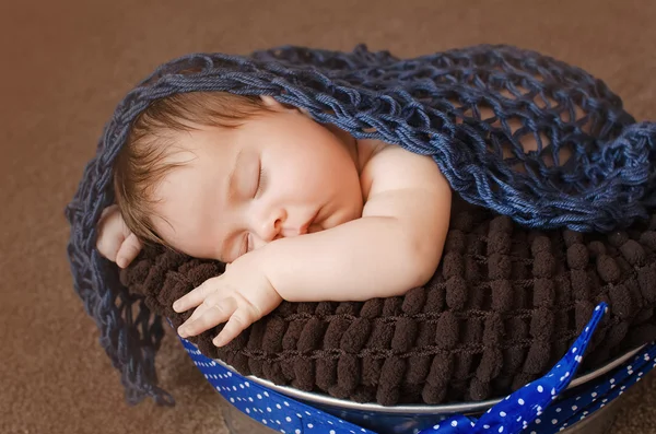 Bebê dormindo sob o cobertor — Fotografia de Stock