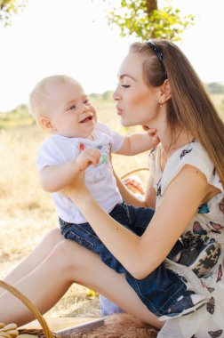 Anne küçük oğlu kisses