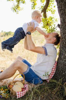Baba oğlu kadar atar