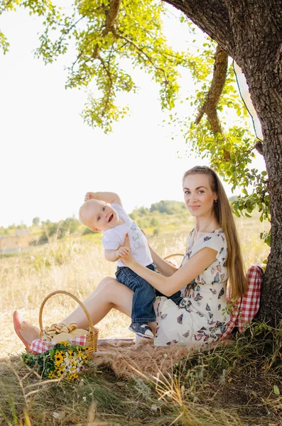 Mor och son på picknick — Stockfoto