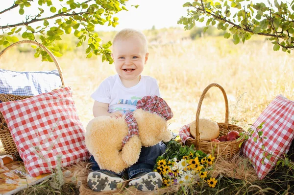 Junge beim Picknick — Stockfoto