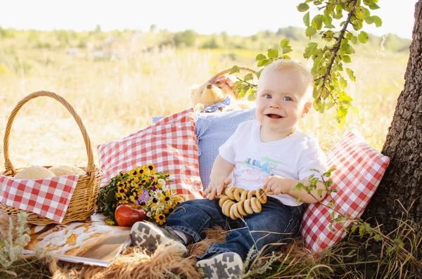 Bambino con bagel — Foto Stock