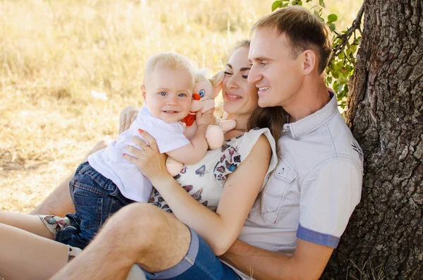 Happy family Outdoors — Stock Photo, Image