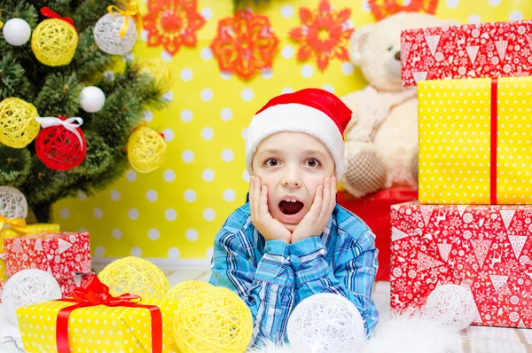 Garoto surpreso com presentes de Natal — Fotografia de Stock