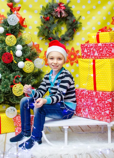 Çocuk hediyeler ile kızak üzerinde — Stok fotoğraf