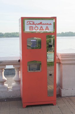 Otomatik soda doldurma makinesi.