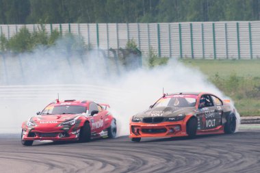 Motorsporu. Yarış pistinde sürüklenme yarışmaları.