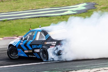 Motorsporu. Yarış pistinde sürüklenme yarışmaları.