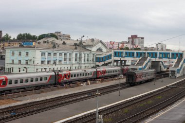 Tren istasyonunun raylarında arabalar.