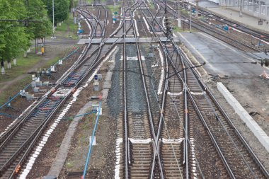 Tren istasyonundaki trafik ışıklarına sinyal gönder..
