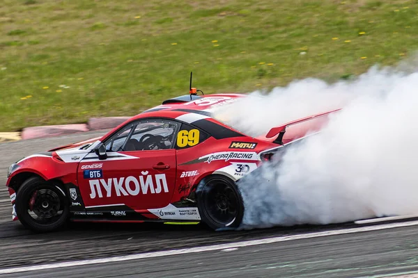 Motorsporu. Yarış pistinde sürüklenme yarışmaları.