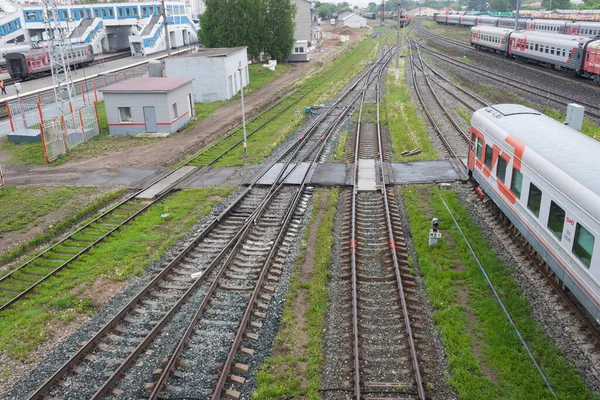 鉄道駅の線路上の信号灯 — ストック写真