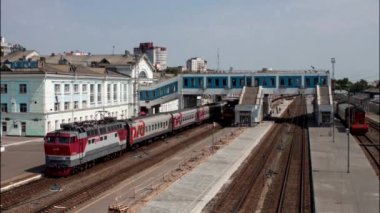 Caddede ilerleyen demiryolu..