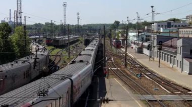 İleriye giden demiryolu. Bulutlar. Zamanlamalar.