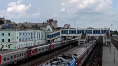 İleriye giden demiryolu. Bulutlar. Zamanlamalar.