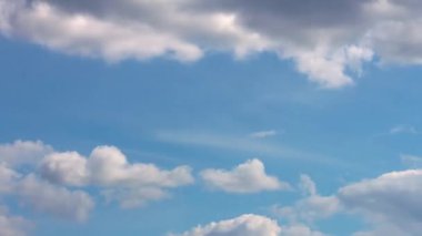 Gün boyunca gökyüzünde bulutlar. Zaman turları.