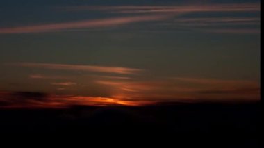 Nehrin üzerinde sabah güneşi doğuyor. Zaman turları.
