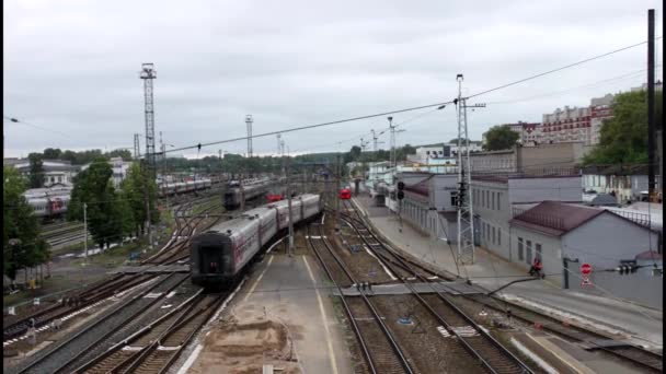 El camino hacia adelante ferrocarril en la calle. Vueltas de tiempo. — Vídeos de Stock