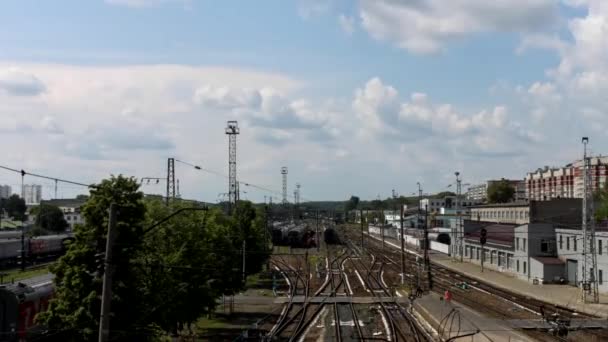 El camino hacia el ferrocarril. Nubes. Plazos. — Vídeos de Stock