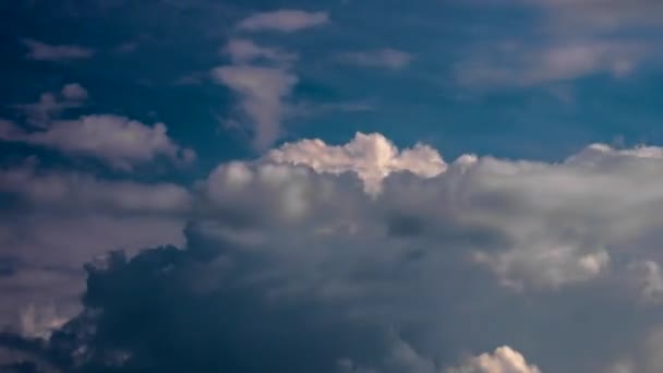 Nubes en el cielo durante el día. Vueltas de tiempo. — Vídeos de Stock