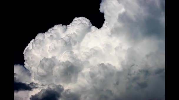 Nuvens no céu durante o dia. Desfasamentos temporais. — Vídeo de Stock