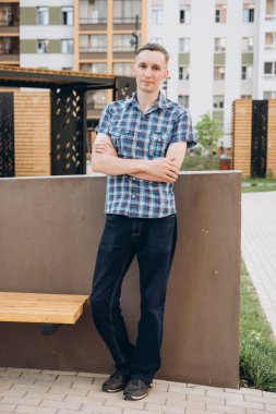 Genç bir adam fotoğraf çekiminde poz veriyor..