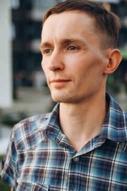 Fotoğraf çekiminde genç bir adam kameranın önünde poz veriyor..