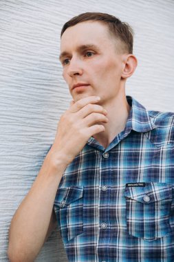 Fotoğraf çekiminde genç bir adam kameranın önünde poz veriyor..